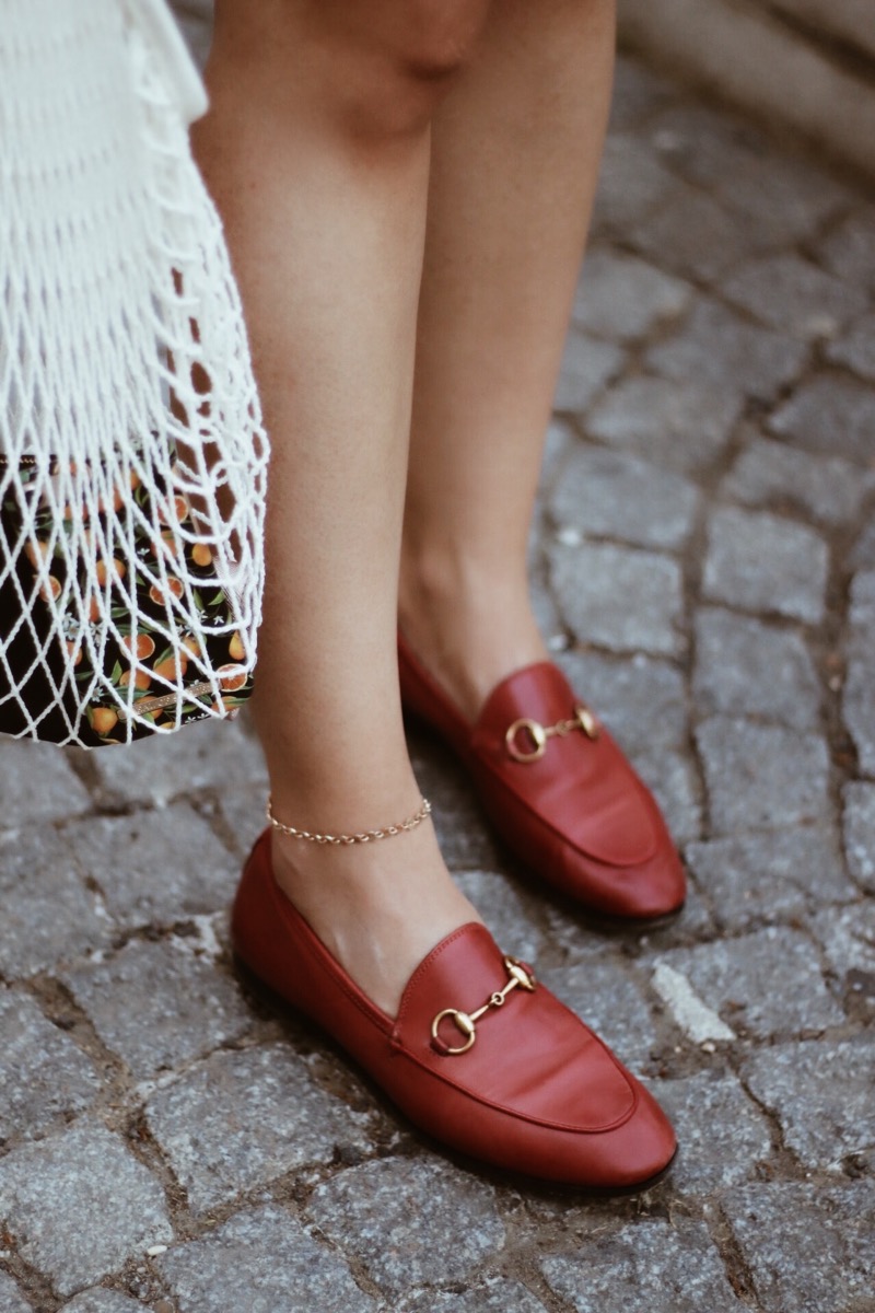 Mit Loafers lässig durch die City flanieren Früher nannte man sie Ballerinas, heute hingegen sagt man lässig & salopp Loafer zum klassischen Halbschuh. Schlupfhalbschuhe erleben gerade ein stylishes Revival und Franny ist ganz vorne mit dabei | Hot Port Life & Style | 30+ Style Blog