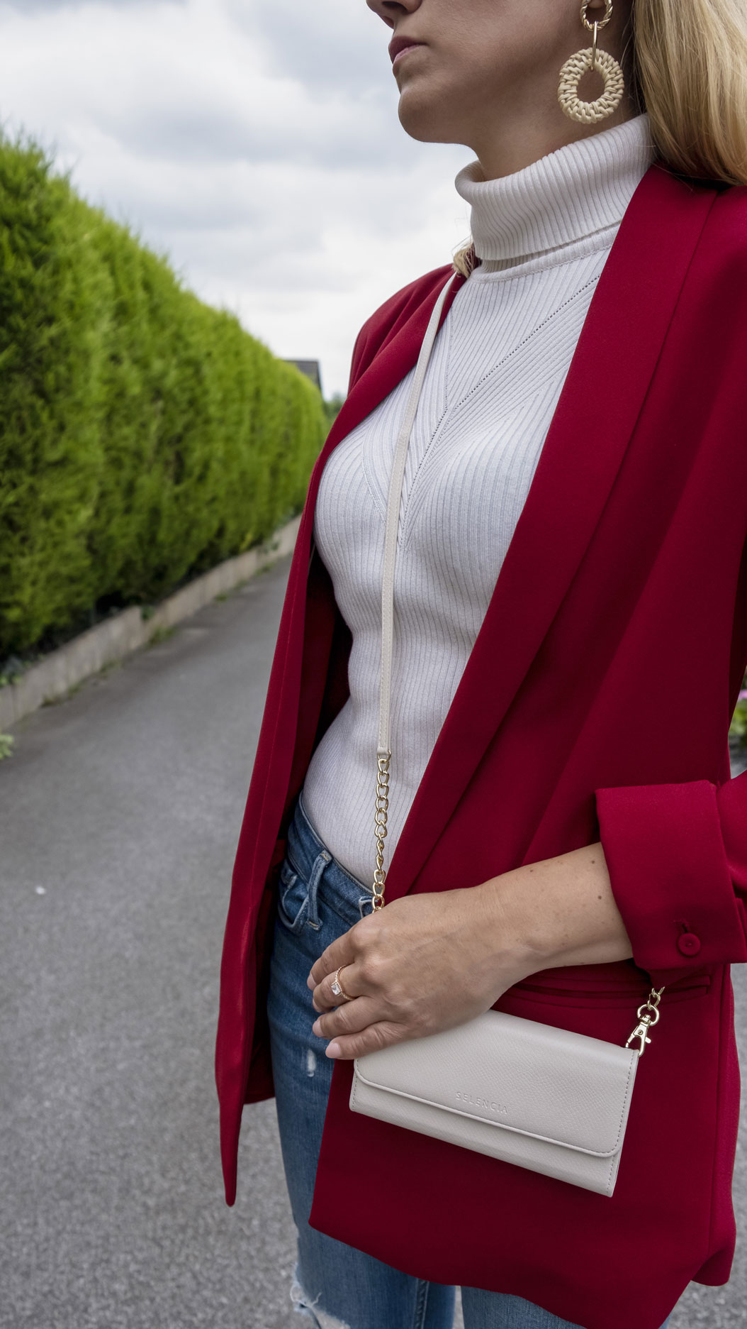 Cremefarbenes Schlangenleder trifft auf irisierendes Rot Wir alle lieben Mode: Dass ein Outfit allerdings bis ins kleinste Detail geplant sein sollte, steht vollkommen außer Frage! Für den letzten Schliff empfehlen sich in aller Regel Accessoires, die den Look optisch perfekt aufwerten, weshalb ich Euch heute mein persönliches Must Have vorstellen möchte. Die Snake Phone Clutch von Selencia. Ein Umhängecover zum Schockverlieben | Hot Port Life & Style | Mode & Lifestyle Blog aus Deutschland
