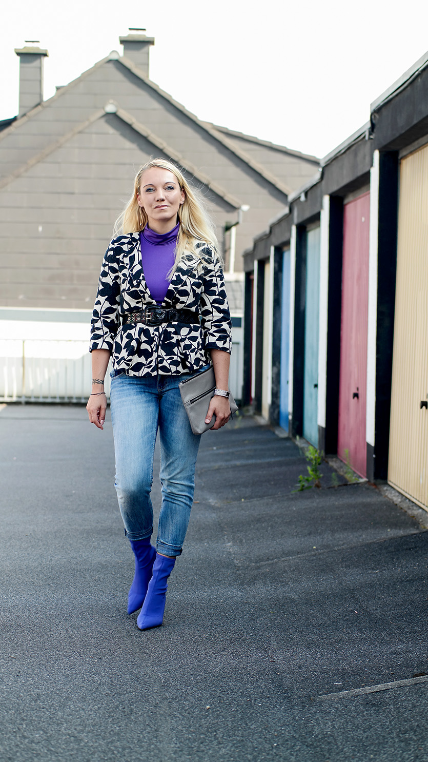 Ultraviolett von Kopf bis Fuß | Mango Socken Boots & Rollkragenshirt in Trendfarbe Lila X Hallhuber Blazer | hot-port.de | 30+ Fashion Blog