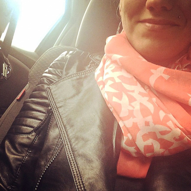 Lederjacke & Loopschal Winter in Deutschland? Ein nicht nennenswertes Ereignis. So mild wie in diesem Jahr, hat die kalte Jahreszeit vermutlich noch nie begonnen. Man weiß gar nicht so recht, was man anziehen soll?! Entweder es ist zu warm oder zu kalt, weswegen wir heute unbedingt mal über winterfeste Lederjacken sprechen müssen | Hot Port Life & Style | Deutscher Mode & Style Blog