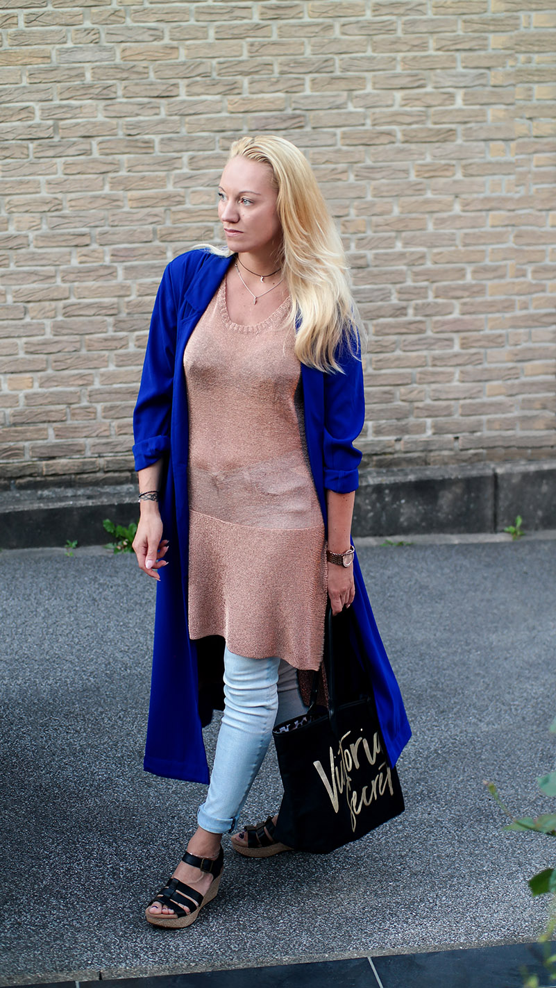 Reiseoutfits 2018 - Minkpink Golden Metallic Knit Tunic & Kobaltblauer Duster Mantel | hot-port.de | Lifestyle Blog