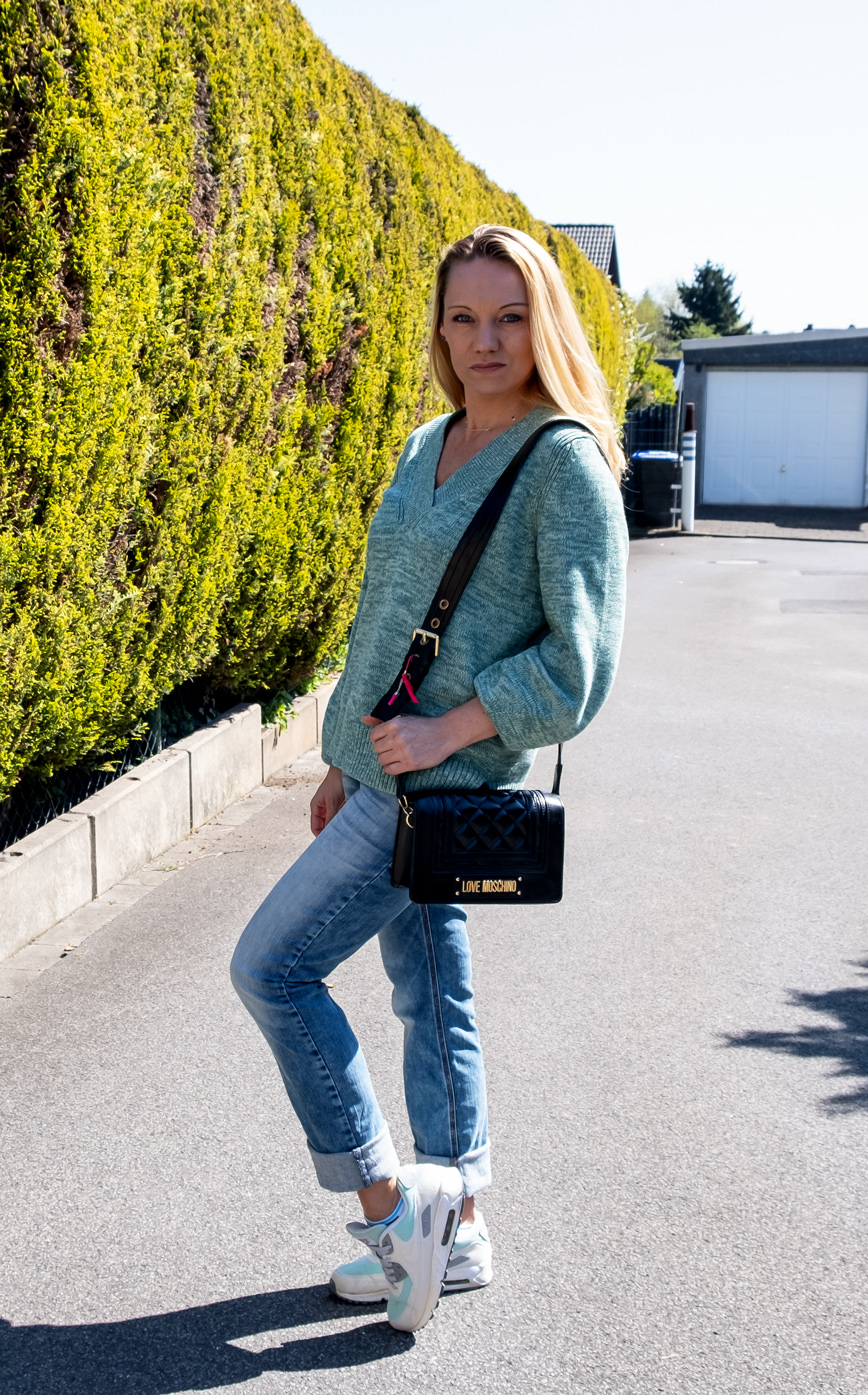 Sportlich in Straight Fit Am besten lässig & bequem müssen sie sein: Unsere liebsten Denim Jeans. Welches Jeansmodell es in 2021 zum Style Favoriten schafft, verrät Euch Bloggerin Franny Fine | Hot Port Life & Style | 30+ Style Blog