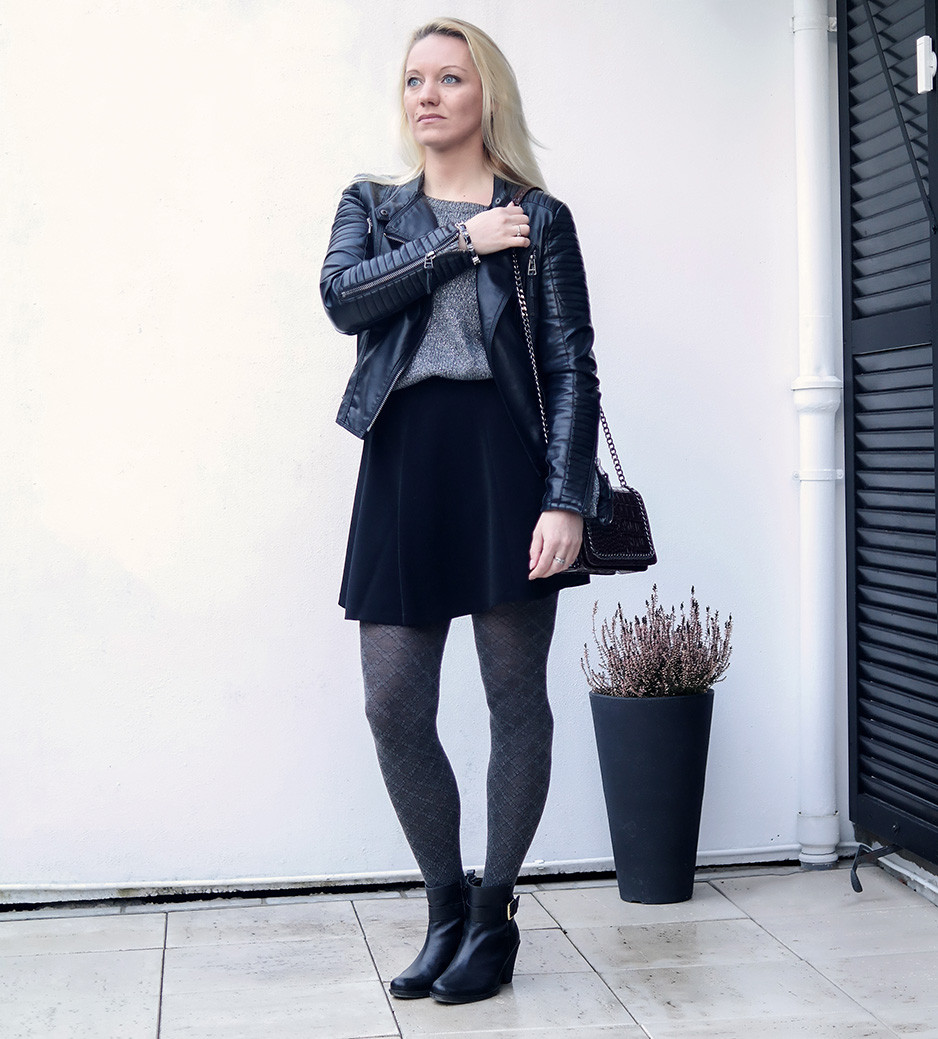 Outfit Silver Linings | Silbergrauer Lurex Pullover & schwarzer Skater Rock nebst Lederjacke | Hot-Port.de | Deutscher Mode & Lifestyle Blog