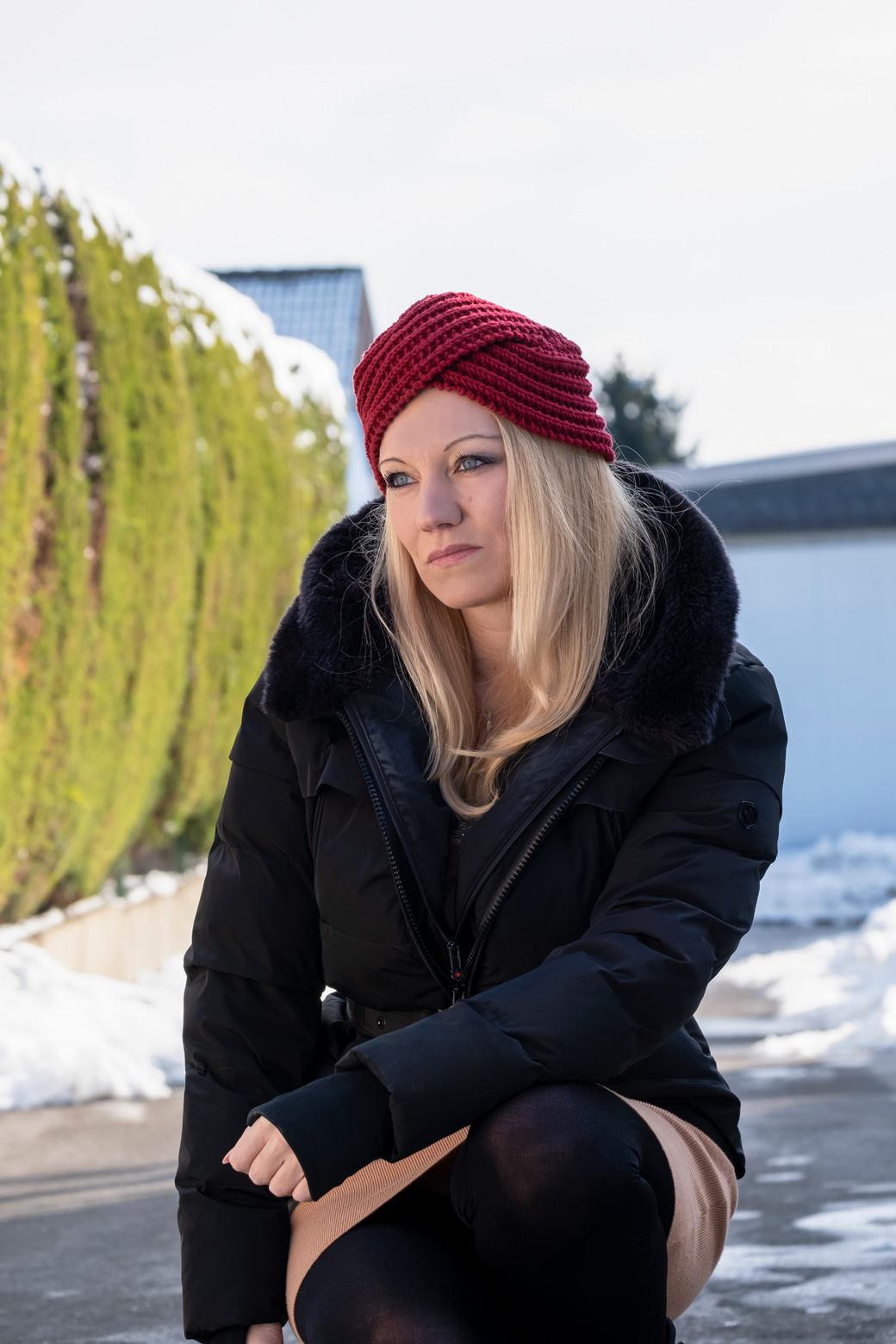 Winterjacke Wellensteyn Tivana Warme Winter Outfits: Keine Zeit für Eitelkeiten. Wer sich im Winter warm, aber trotzdem schick kleiden möchte, muss unter Umständen ein paar Abstriche machen. Wie man in Strickkleid & Daunenjacke dennoch gut aussehen kann, zeigt Bloggerin Franny Fine | Hot Port Life & Style | 30+ Style Blog