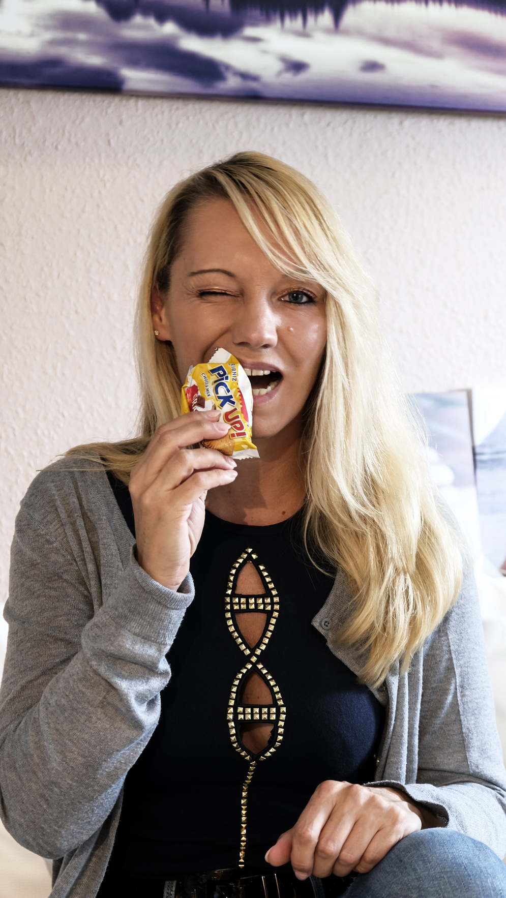 Hoher Zuckerkonsum: Ein NoGo! Wir wissen es seit Langem: Ein hoher Zuckerkonsum ist ungesund und gefährlich. Dass wir Deutschen zweitgrößter Zuckerkonsument der Welt sein sollen, ist absolut nichts, worauf wir stolz sein können. Auch wenn aktuelle Werbeslogans uns unterschwellig etwas Anderes suggerieren möchten, schädigt Zucker langfristig gesehen nicht nur die Zähne, sondern unser gesamtes Triebwerk | Hot Port Life & Style | Lifestyle Blog