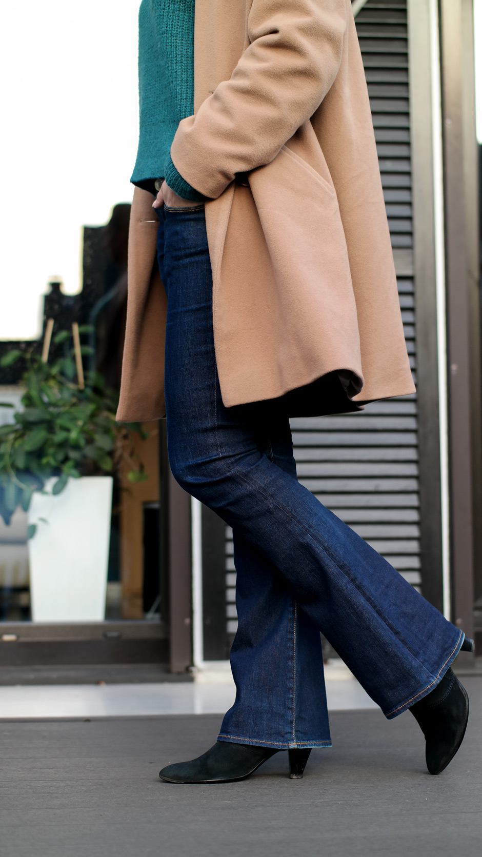 Dark Denim von Guess Wenn es darum geht, eine schlanke Silhouette zu zaubern, schlüpfe ich zumeist in ein dunkelblaues Jeansmodell von Guess, denn Jeans zu finden, die schlanker aussehen lassen, ist gar nicht so einfach | Hot Port Life & Style | Deutscher Mode & Lifestyle Blog