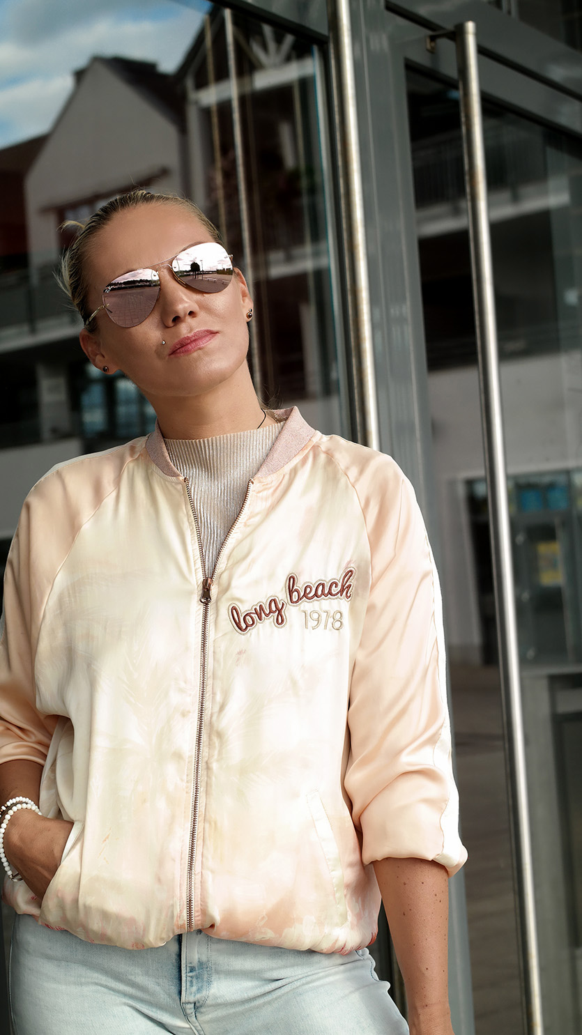 Franny mit verspiegelter Ray Ban Aviator Mirror Shades: Verspiegelte Sonnenbrillen sind der unverwechselbare Style Trend eines jeden Sommers | Hot Port Life & Style | Deutscher Mode & Lifestyle Blog