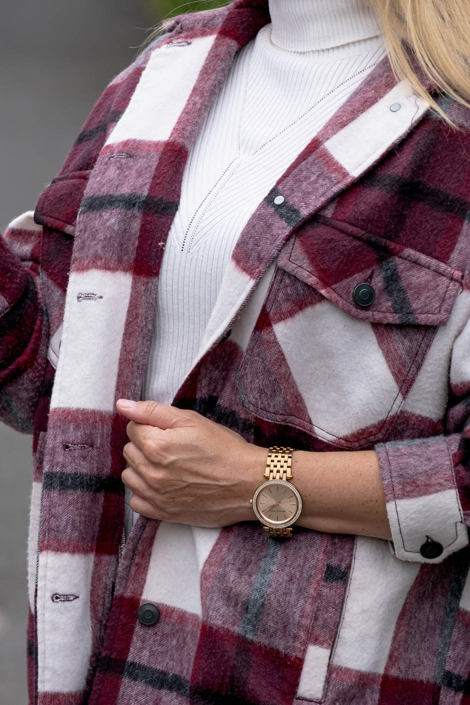 Franny in ihrem aktuellen Lieblingsoutfit Was ist der Style Trend in 2022? Definitiv die Hemdjacke im Karo-Look. An ihr kommt man in diesem Jahr nicht vorbei. Auch namenhafte Bloggerinnen haben das Must Have des Jahes erkannt, welches lässig zur Biker Leggings gestylt werden kann | Hot Port Life & Style | 30+ Mode & Lifestyle Blog
