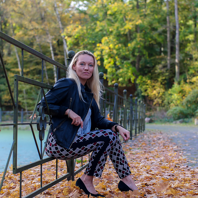 Outfit Graphic Pants - Volant Shirt - Leather Jacket | hot-port.de | 30+ Style Blog