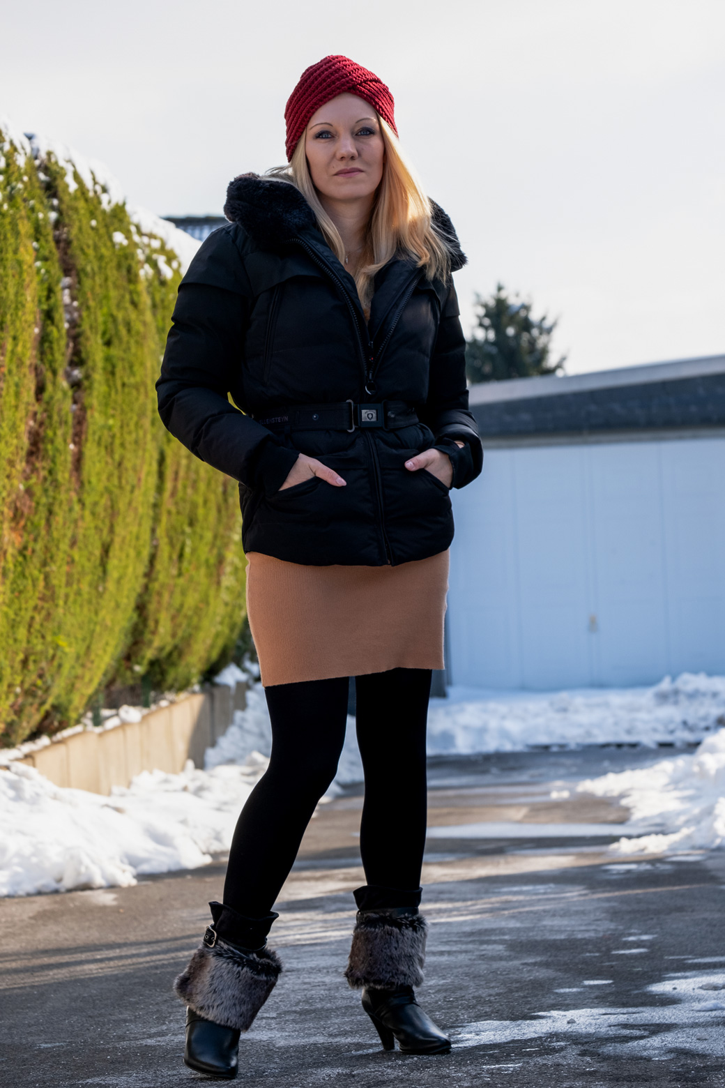 Warmes Winter Outfit für den Schnee Warme Winter Outfits: Keine Zeit für Eitelkeiten. Wer sich im Winter warm, aber trotzdem schick kleiden möchte, muss unter Umständen ein paar Abstriche machen. Wie man in Strickkleid & Daunenjacke dennoch gut aussehen kann, zeigt Bloggerin Franny Fine | Hot Port Life & Style | 30+ Style Blog