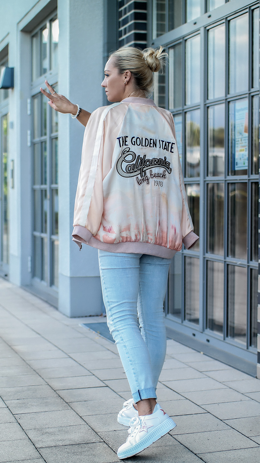 Pastellfarben sind gerade im Sommer ein Thema, dass wir unheimlich lieben! Deshalb habe ich heute ein Outfit für Euch, das mit der pastellfarbenen Bomberjacke & den coolen Platform Sneakern wie geschaffen für das Motto Pastell Liebe ist! | hot-port.de | Style & Fashion Blog für Frauen über 30