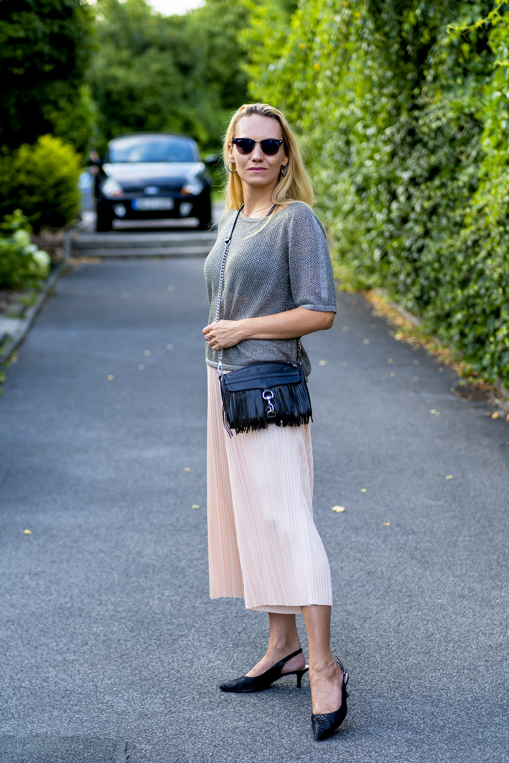 Culottes: Lässig & schick!! Coole & lässige Outfits für den Sommer: Mit Plissee Culotte & Lurex Shirt entspannt durch die City flanieren | Hot Port Life & Style | 30+ Style Blog
