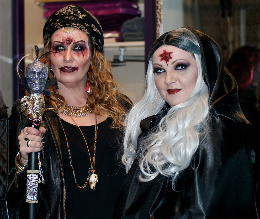 Franny im pompösen Sweeny Todd Outfit Alle Jahre wieder möchte man an Halloween mit dem schönsten äh Tschuldigung gruseligsten Kostüm punkten. Doch oftmals fehlen einem einfach die Inspirationen dazu. Glücklicherweise hat eine gute Bekannte uns im letzten Jahr so genial zu Halloween geschminkt, dass ich perfektes Futter für einen Blogbeitrag hatte | Hot Port Life & Style | Lifestyle Blog aus Deutschland