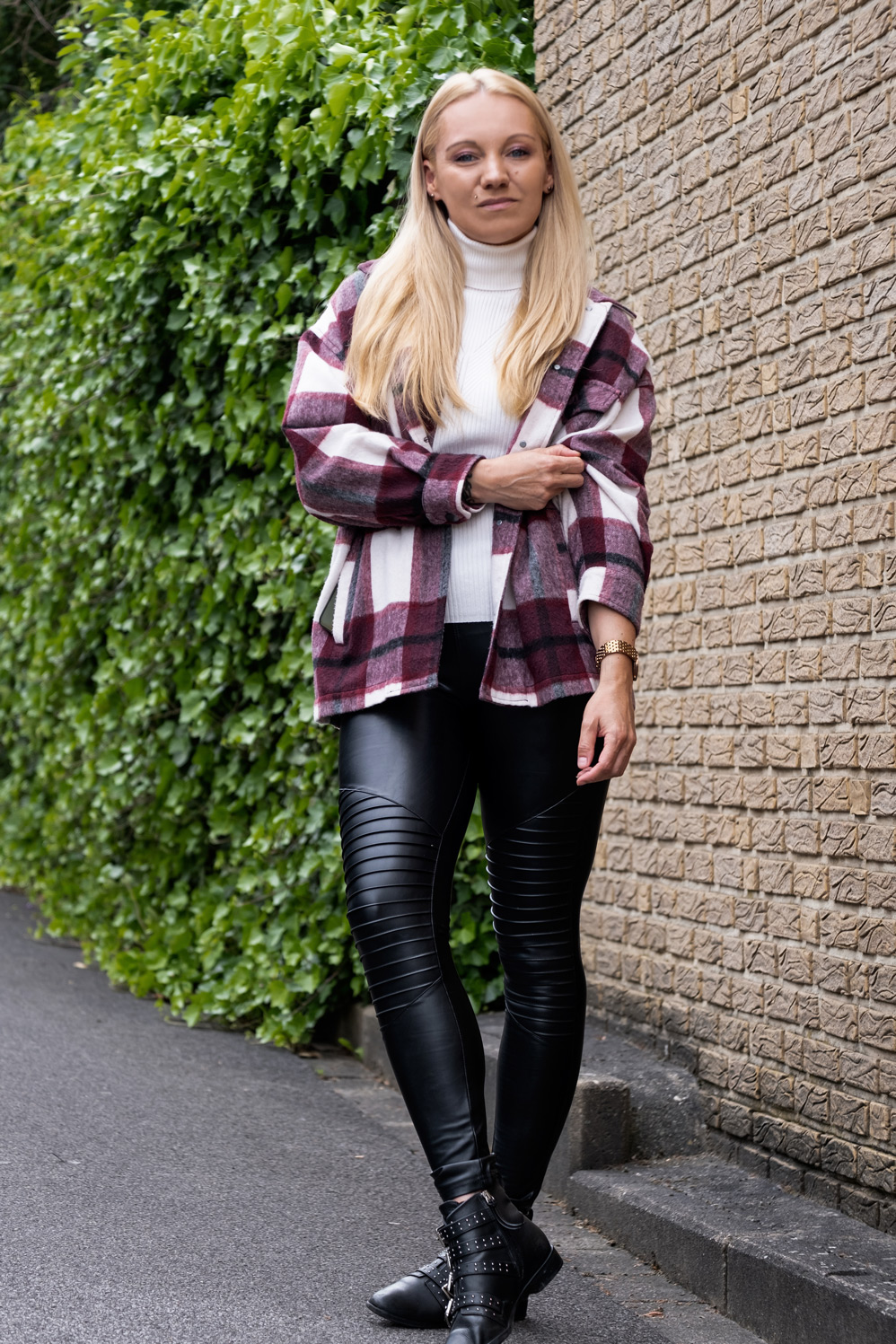 Karo Hemdjacke zur Biker Leggings Was ist der Style Trend in 2022? Definitiv die Hemdjacke im Karo-Look. An ihr kommt man in diesem Jahr nicht vorbei. Auch namenhafte Bloggerinnen haben das Must Have des Jahes erkannt, welches lässig zur Biker Leggings gestylt werden kann | Hot Port Life & Style | 30+ Mode & Lifestyle Blog