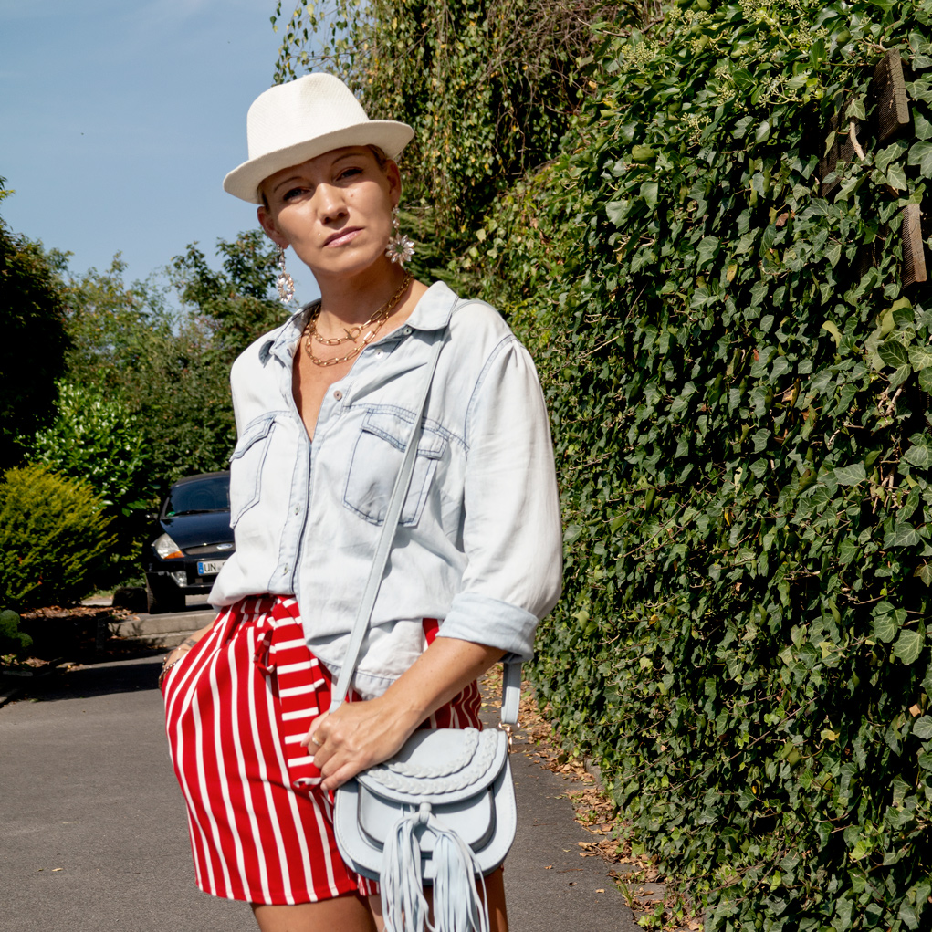 Jeanshemd lässig heraushängen lassen Früher gingen feine Damen nicht ohne Hut aus dem Haus, heute ist das eher undenkbar! Das Trend Accessoire Hut ist leider derart selten geworden, dass man heutzutage Styling Tipps beim Outfit braucht | Hot Port Life & Style | Deutscher Mode & Lifestyle Blog