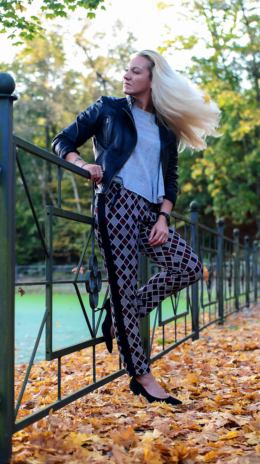 Outfit Graphic Pants - Volant Shirt - Leather Jacket | hot-port.de | 30+ Style Blog