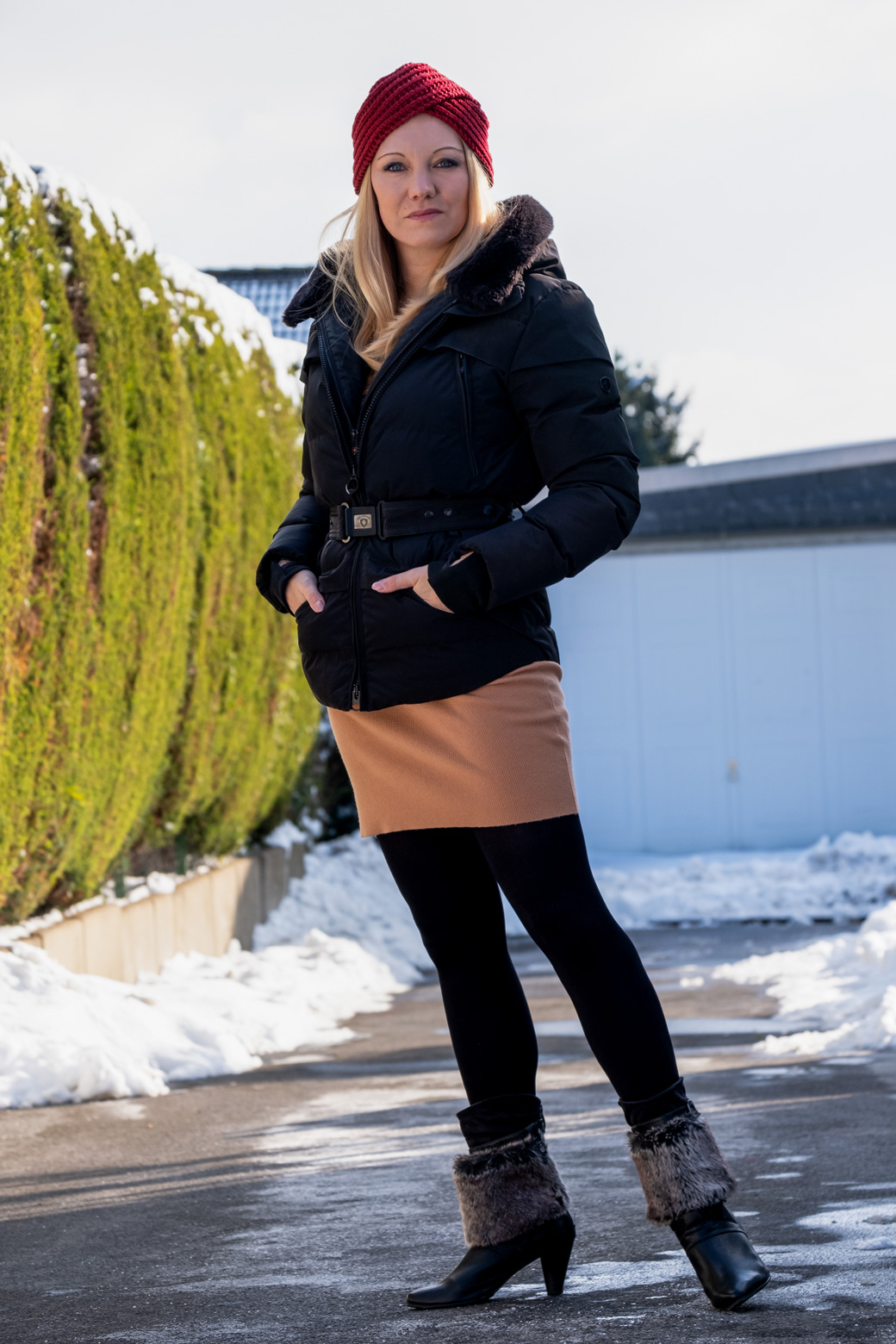 Warmes Winter Outfit für den Schnee Warme Winter Outfits: Keine Zeit für Eitelkeiten. Wer sich im Winter warm, aber trotzdem schick kleiden möchte, muss unter Umständen ein paar Abstriche machen. Wie man in Strickkleid & Daunenjacke dennoch gut aussehen kann, zeigt Bloggerin Franny Fine | Hot Port Life & Style | 30+ Style Blog