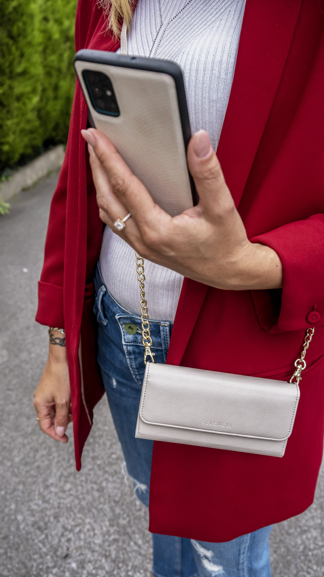 Must Have: Die Snake Phone Clutch von Selencia Wir alle lieben Mode: Dass ein Outfit allerdings bis ins kleinste Detail geplant sein sollte, steht vollkommen außer Frage! Für den letzten Schliff empfehlen sich in aller Regel Accessoires, die den Look optisch perfekt aufwerten, weshalb ich Euch heute mein persönliches Must Have vorstellen möchte. Die Snake Phone Clutch von Selencia. Ein Umhängecover zum Schockverlieben | Hot Port Life & Style | Mode & Lifestyle Blog aus Deutschland