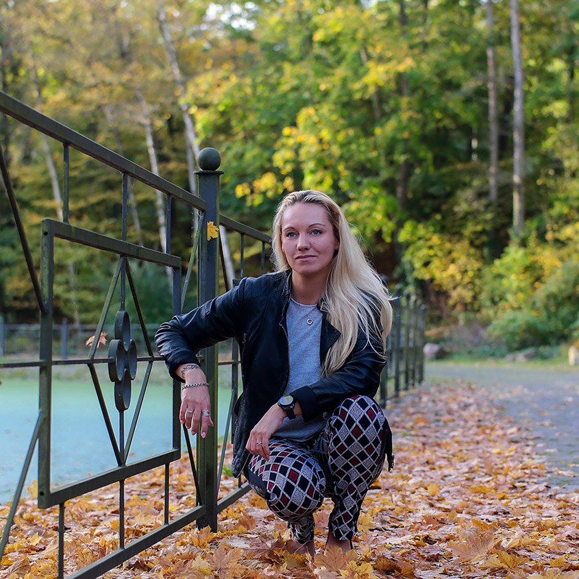Outfit Graphic Pants - Volant Shirt - Leather Jacket | hot-port.de | 30+ Style Blog