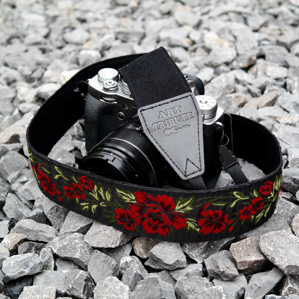 Stylisher Guitar Strap von Art Tribute Wer den Finger ständig am Abzug haben und seine Kamera sicher wissen möchte, kommt um einen Kameragurt nicht herum. Doch wie gut sind Kameragurte tatsächlich? Guitar Straps von Art Tribute sehen nicht nur stylish aus, sondern schützen die Kamera und den Träger | Hot Port Life & Style | Lifestyle Blog