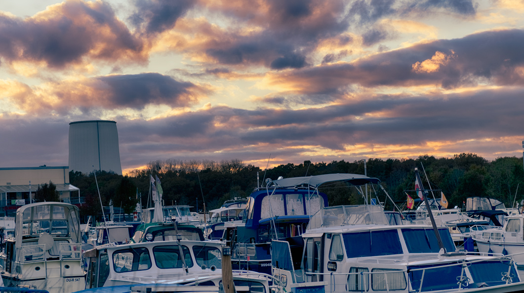 Sonnenuntergang am Hafen Marina Rünthe Kleine Entdeckungsreise mit der Fuji XT3: Wie wunderbar sich der Herbst in seiner bunten Vielfalt zeigt, wird einem erst bewusst, wenn man diese Momente digital einfängt. Ich bin mit meiner Kamera nebst Festbrennweite von Viltrox auf Erkundungstour gegangen und habe die herbstliche Farbenpracht eingefangen | Hot Port Life & Style | Lifestyle Blog aus Deutschland