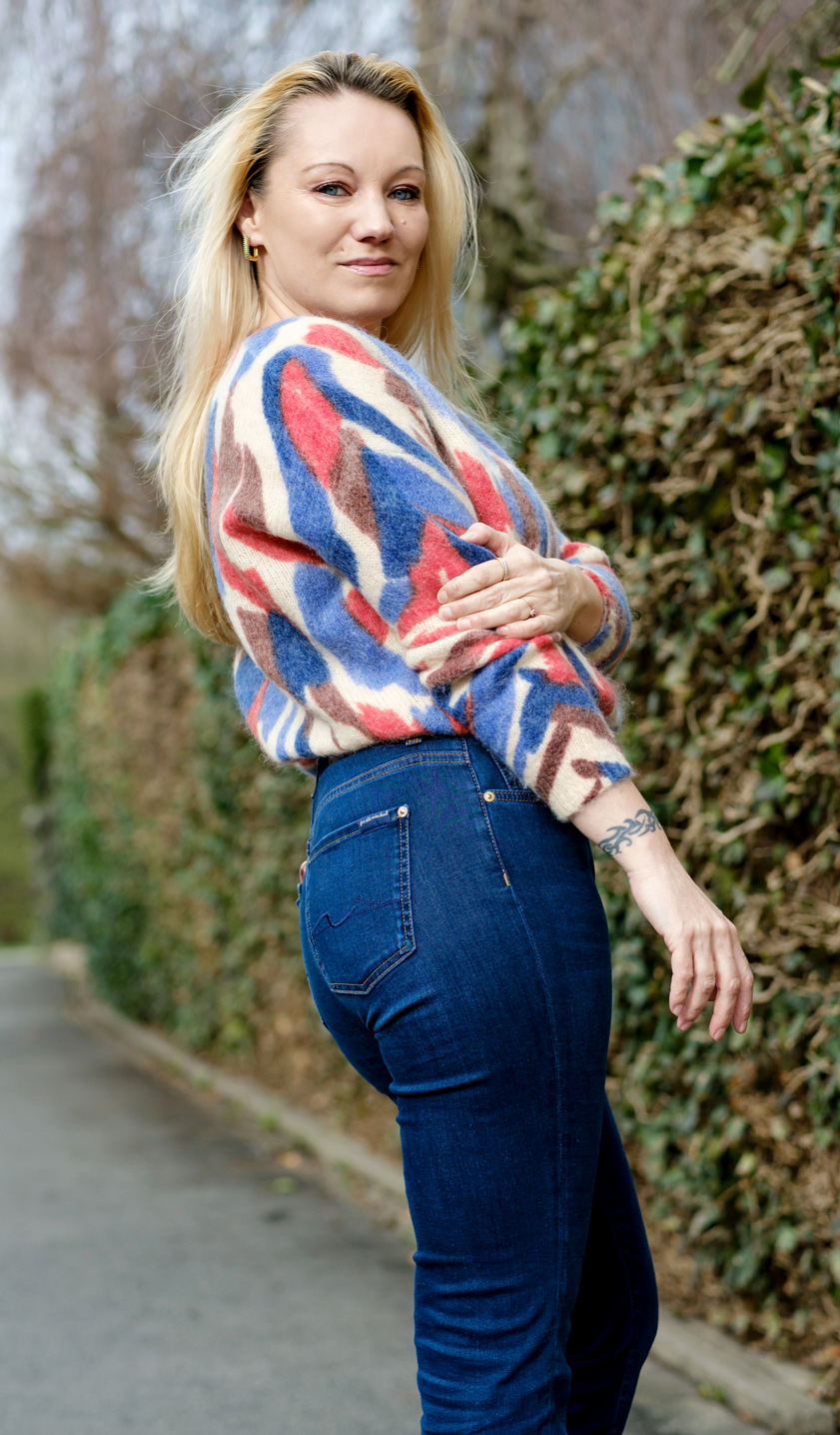 Jeans Trends & 70er Jahre Vibes mit 7 for all Mankind. Die Schlaghose im Bootcut Style wird als Modetrend 2024 neu interpretiert und gilt als Alternative zur bisher angesagten Mom Jeans | Hot Port Life & Style Blog