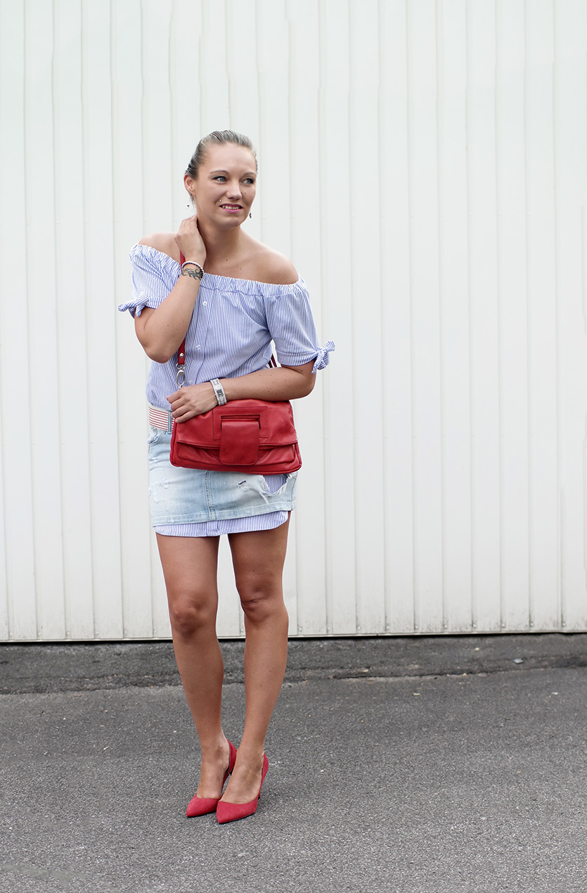 Off Shoulder Striped Dress X Denim Skirt | Outfit Gestreiftes, schulterfreies Kleid & Jeansrock | hot-port.de | 30+ Style Blog