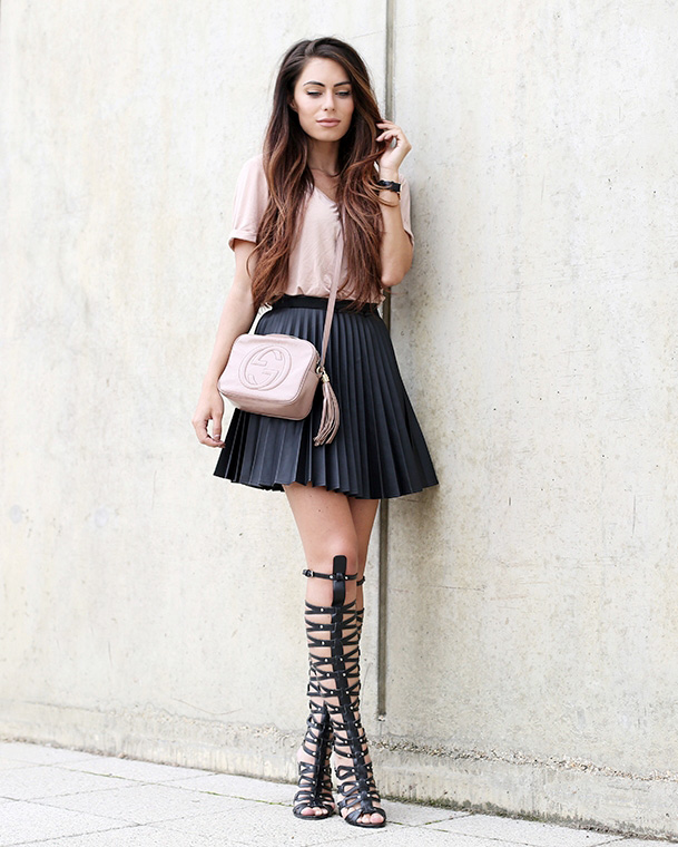 Sommeroutfit mit Gladiatorensandale Wir lieben heiße Sommertrends. Vor allem, wenn sie unvorhergesehen wieder in Erscheinung treten, wie unsere Gladiatorensandale | Hot Port Life & Style | Life & Style Blog