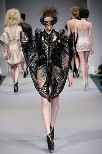 Iris Van Herpen Space Attack | Freaky Fashion Week Style der Superlative | Hot Port Life & Style | 30+ Style Blog