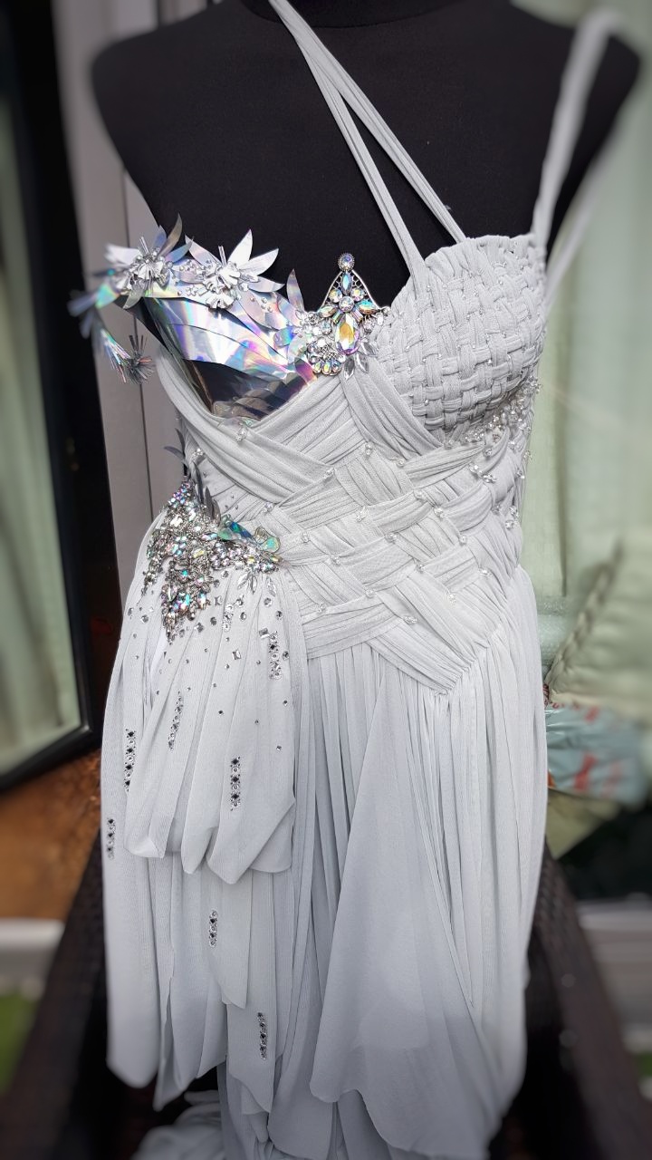 Black N White Drag Fashion Design Показ дебютной коллекции кима джонса для fendi couture — деми мур, белла хадид, кристи тарлингтон на подиуме.