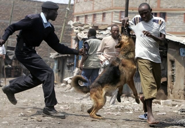 La polizia assedia lo slum di Mathare