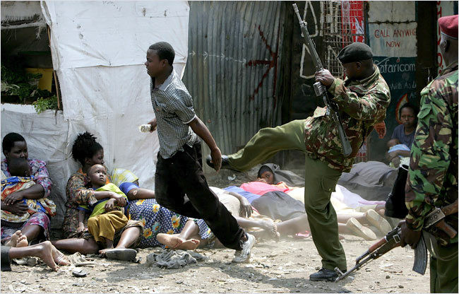 La polizia assedia lo slum di Mathare, distruggendo baracche e picchiando i residenti nella loro caccia ai membri della banda Mungiki.