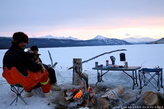 Sous - 30°c en hiver, il faut être bien couvert. Rien de tel qu'un feu de camp pour raviver les coeurs refroidis!