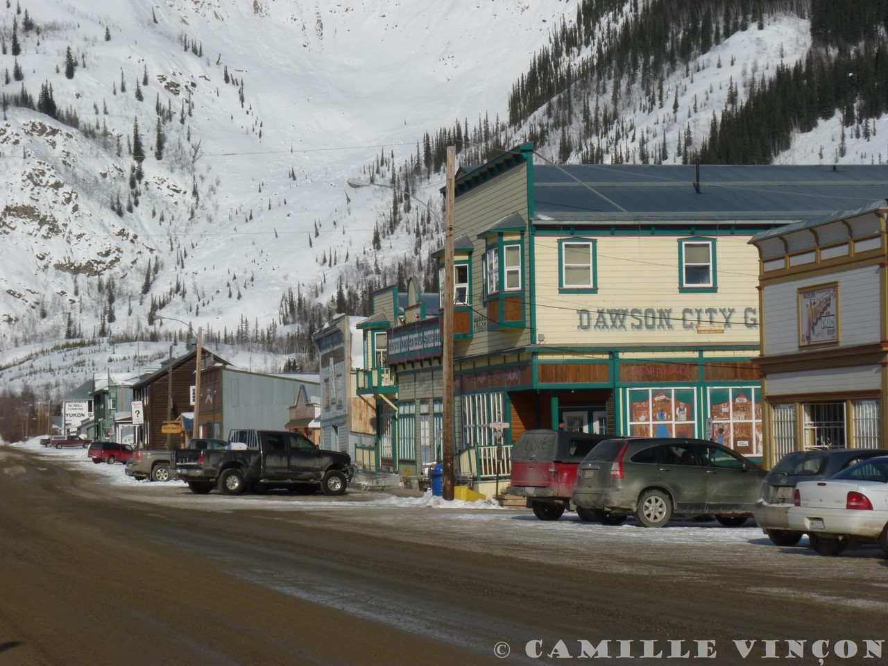 Dawson City, ancienne capitale du Yukon, abritait autrefois les chercheurs d'or. Ils étaient 40 000 en 1900, dans cette ville qui ne compte aujourd'hui plus que 3 000 habitants.