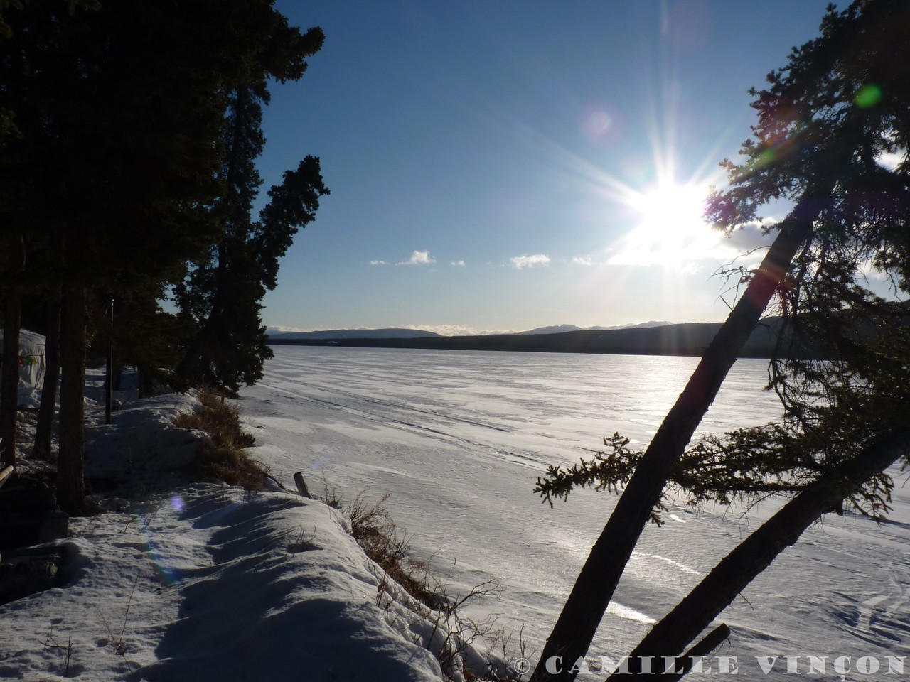 Lever du soleil sur un lac, une matinée ensoleillée de mars.