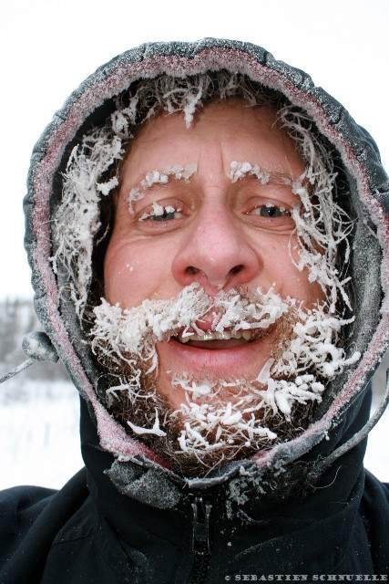 Après plusieurs heures passées dehors, les cheveux, cils et poils gèlent... Ici, Sebastien Schnuelle, célèbre musher Allemand installé au Yukon depuis 30 ans.