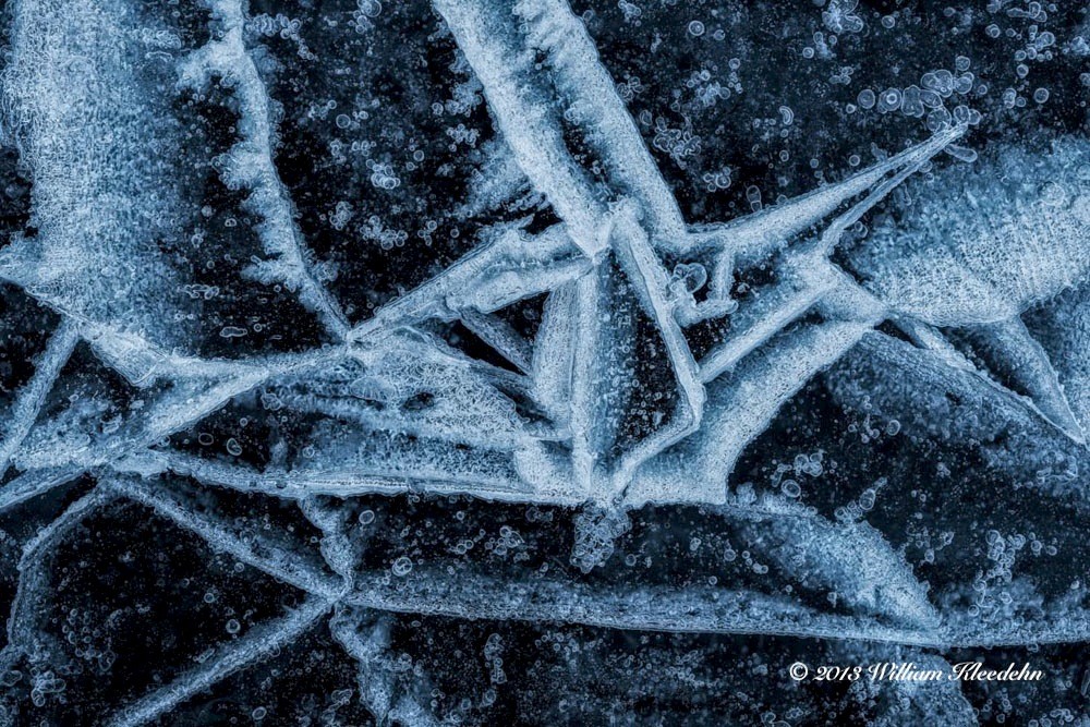 Craquement de glace sur un lac gelé.