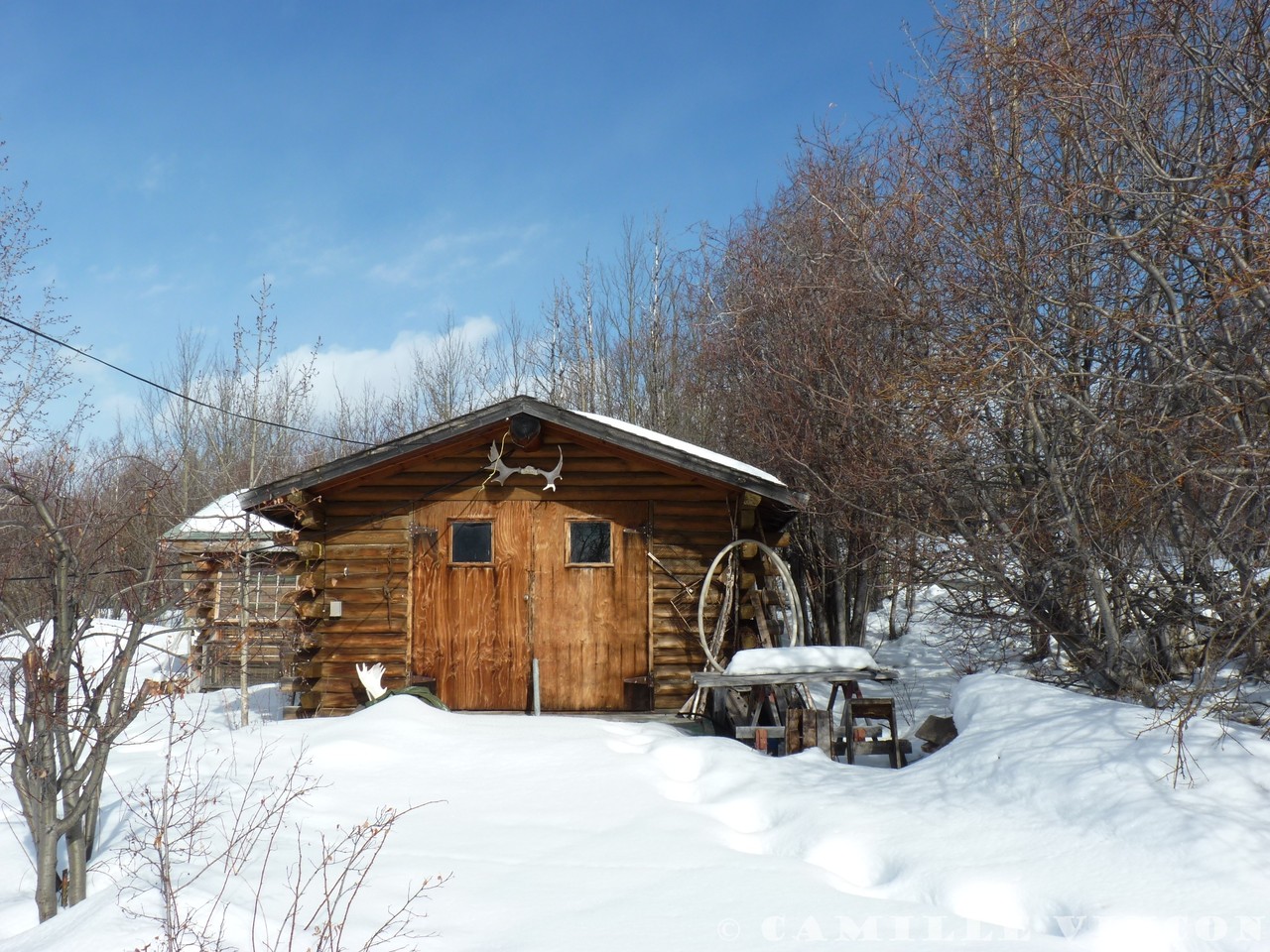 Les cabanes typiques en rondins dans les territoires du nord du Canada et de l'Alaska.