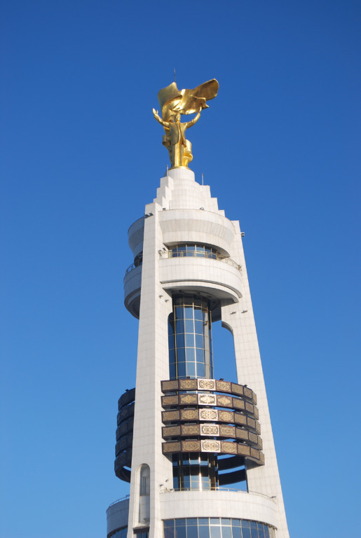 la statue de Nyazov au sommet, qui pivote pour faire face au soleil