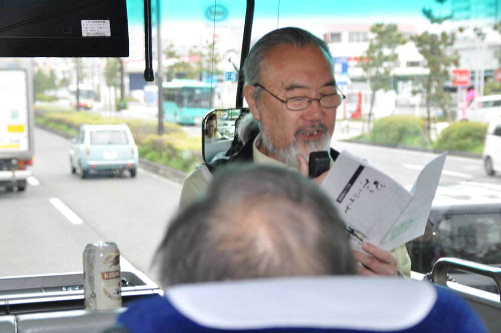 中前先生の歌唱指導で歌声一杯！、元気一杯の車中です。