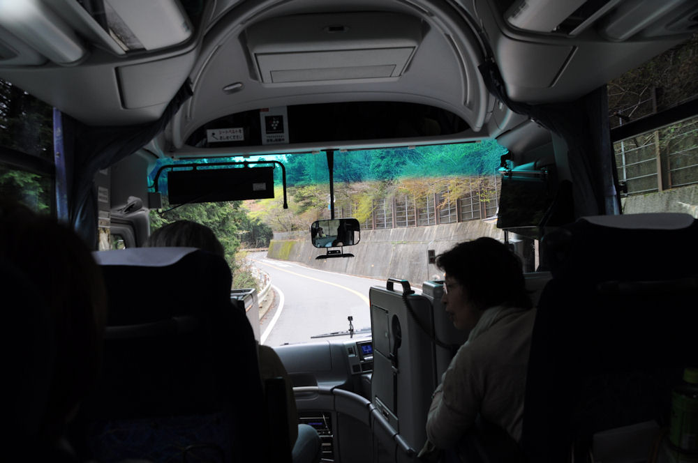 バスは新緑の六甲道を走ります。眼下には神戸の港が見えてきました。