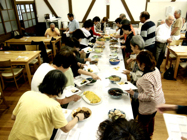 木造校舎の教室でお昼ご飯はバイキング。