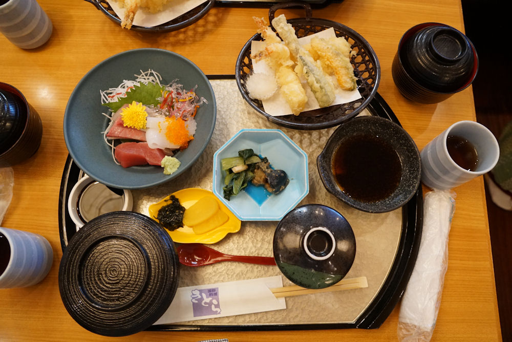 淡路の海の幸が一杯の定食をいただきます。