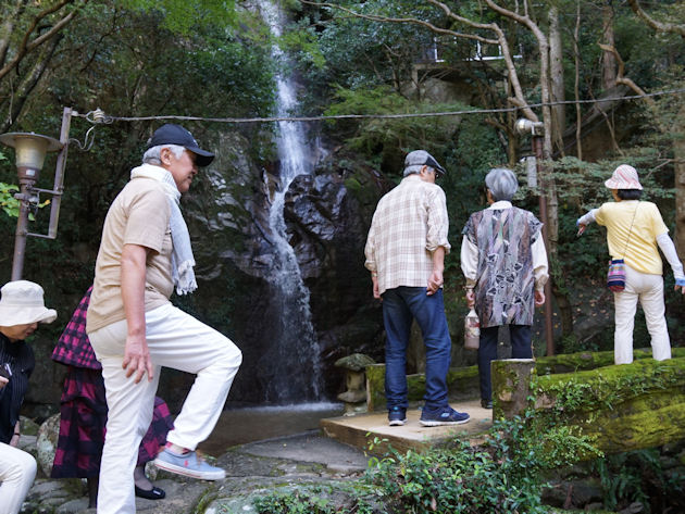 滝を見ながら山道を散策します。