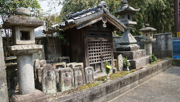 念仏寺周辺には小さな地蔵さんがたくさん祀られています