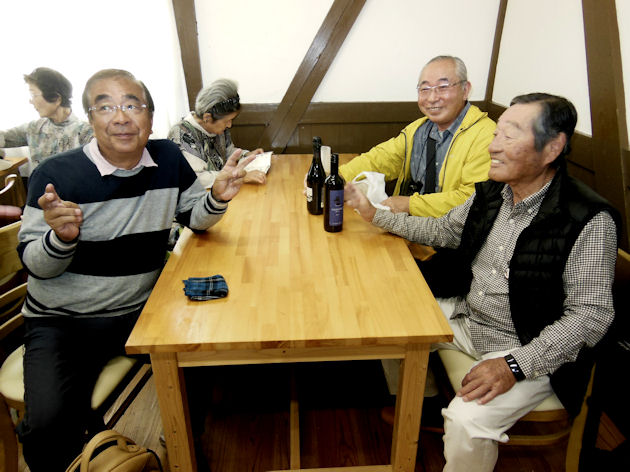 男たちは食欲より酒欲の方が勝っているようで。