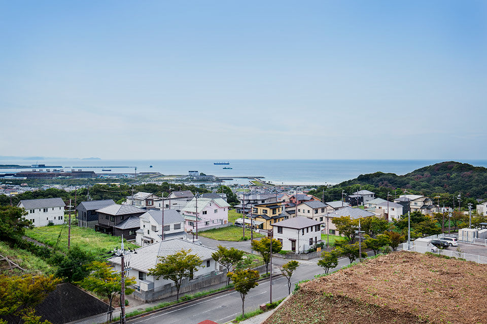 周りには海と緑の丘に囲まれた素晴らしい環境