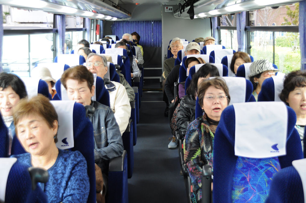 泉南市から貸切豪華リムジンバスが歌声を載せて走ります。