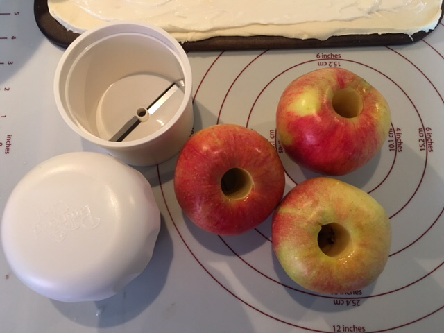 Äpfel entkernt neben dem Zauberstein von Pampered Chef mit Tausendschön, dem Spiralschneider
