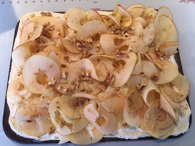 Hier sehen Sie einen süßen Flammkuchen auf dem Zauberstein von Pampered Chef